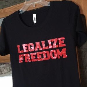 “ LEGALIZE FREEDOM” graphic Red letter Black short sleeve ideal T-shirt new M